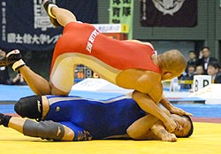 男子フリースタイル６０キロ級準々決勝　井上謙二（下）に投げられ右腕を負傷した山本“ＫＩＤ”徳郁
