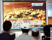 北朝鮮の核実験報道を見入る人々＝９日、ソウル