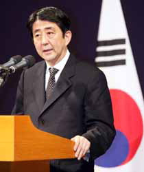 北朝鮮核実験の発表を受けて韓国で会見する安倍首相