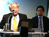 持論を展開するＮＴＴ東日本の古賀哲夫副社長（左）と、講演を聞くマイクロソフト笹本裕事業部長（右）