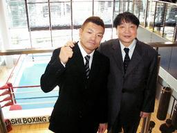 来月オープンの新・大橋ジムで再起を表明した川嶋勝重（左）と、大橋会長