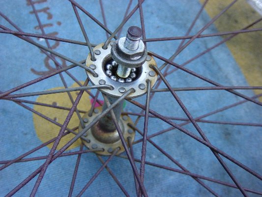 前輪ハブの分解