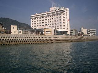 仙酔島行きの渡船より鞆シーサイドホテルを望む　in広島県福山市鞆町