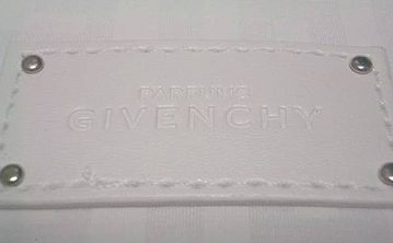 GIVENCHY 4G浮き出る白バニティ　2