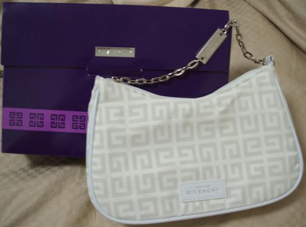 ヴェリィ イレジスティブル ジバンシイ ポーチ