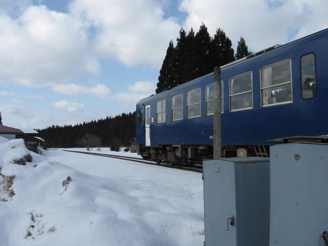 青空と白い雲と青い列車（米内沢駅付近）