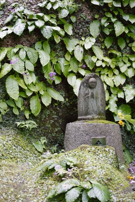 東慶寺　お地蔵さんと岩煙草