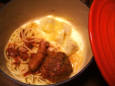 煮込みハンバーグのパスタ　ラクレット添え