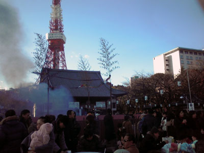 人でにぎわう元日の増上寺