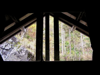 焼岳小屋の窓