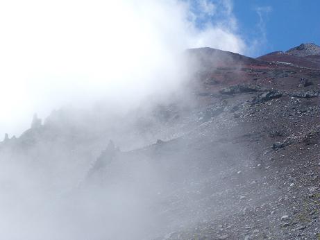 富士山頂と奇岩