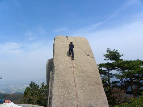 負われ石登攀