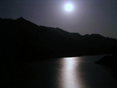 湖に映る月