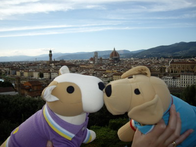 恋人たちのﾄﾞｩｵﾓをバックに