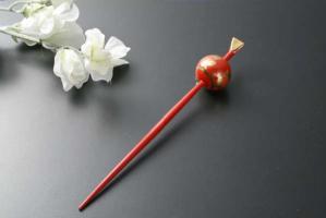 「三京ごふく」プレゼント賞品・赤い塗り簪