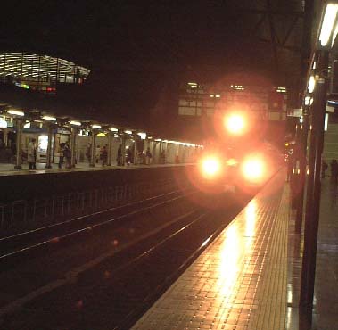 急行「きたぐに」０番ホームへ