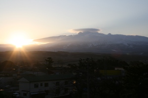 鳥海山と朝日