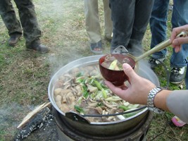 芋煮盛り付け