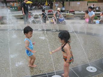 水遊び二人で.JPG