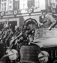 熱狂的な歓迎を受ける車上のヒトラー.jpg
