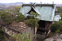 巨体の石が神体です。