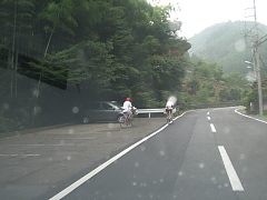 雨の中上っています