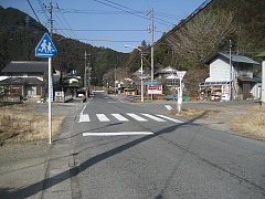 天目指峠は右折