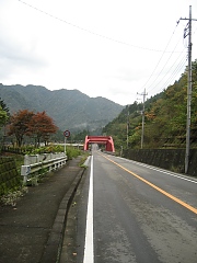 長い直線と赤い橋