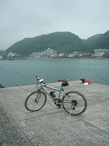 強風のため、岸壁から大分離した自転車