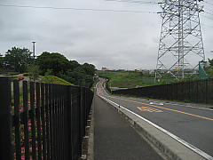 蟹ヶ谷公園脇の道