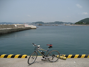 海に落ちそうな自転車