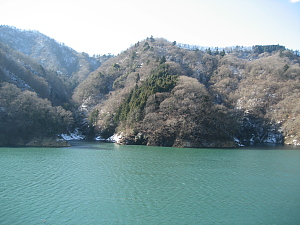 雪の残る湖岸