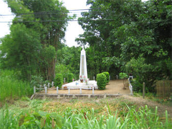 藤田さんの慰霊塔－2