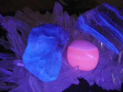 ピンク蛍光はマンガノカルサイトです。