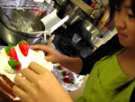 手作りクリスマスケーキに挑戦☆真っ赤な苺を飾りましょ♪
