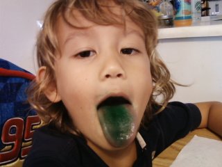 うげ！舌が緑じゃ…！