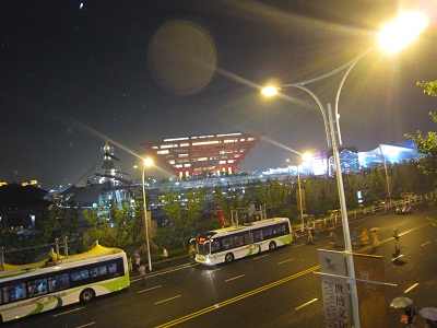 雨の中国館夜景