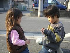 ボールの網を開けてくれているところ＝優しいなぁ～