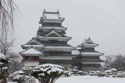 雪の松本城.jpg