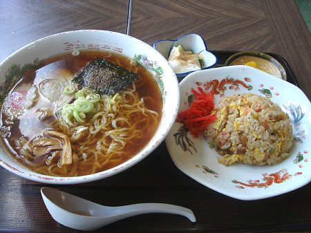 車食堂、ラーメンと半チャーハン