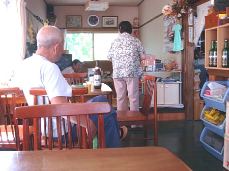 たけや、店内