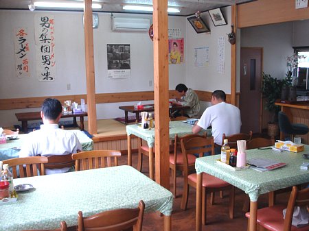 さかえや、店内