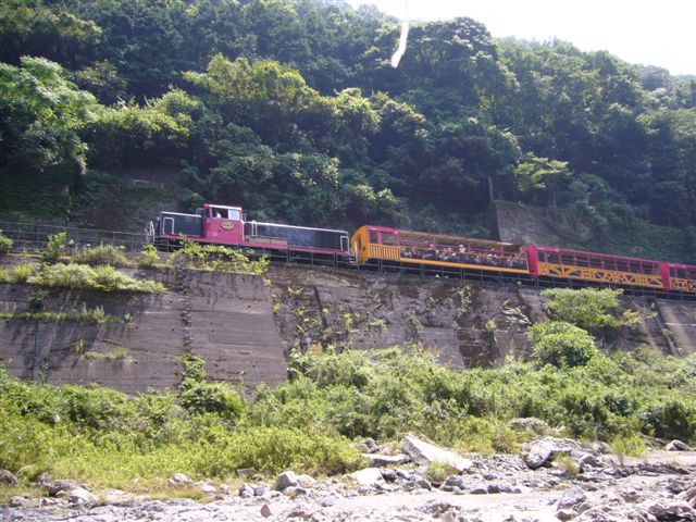 保津川下りから見たトロッコ列車