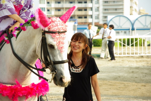 20080714川崎競馬場の誘導馬と荘司典子さん