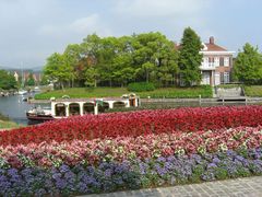 運河と　お花畑