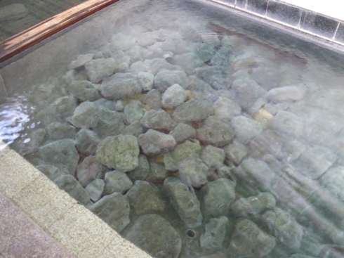 ぬるゆ浴槽丸石.JPG