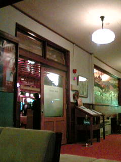 ロビーから見たダイニング入り口