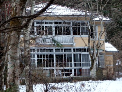 ^ベージュのフランス窓の別荘