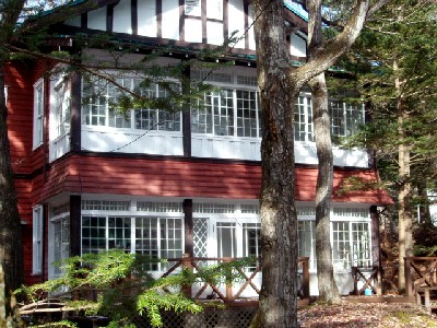 赤いフランス窓の別荘