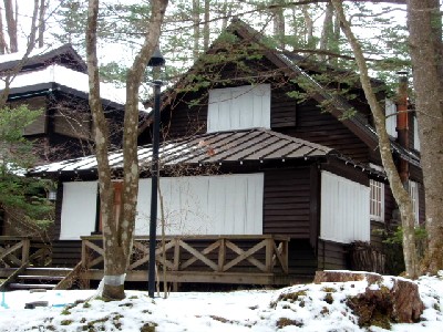 冬の三角屋根の別荘